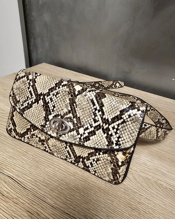 Saszetka nerka Stradivarius skóra węża mała zgrabna