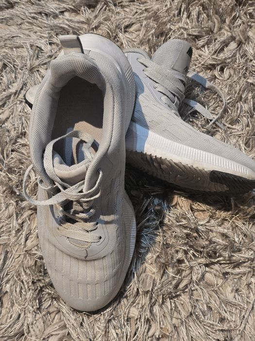 Tenis e botas usados