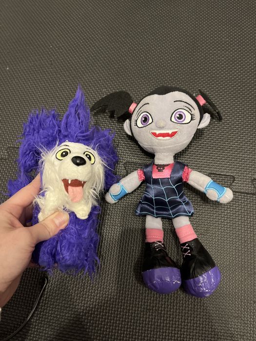 Maskotki z bajki vampirina 25cm wolfie lejek fioletowy 16cm