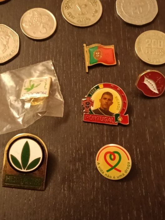 Lote de moedas e pins