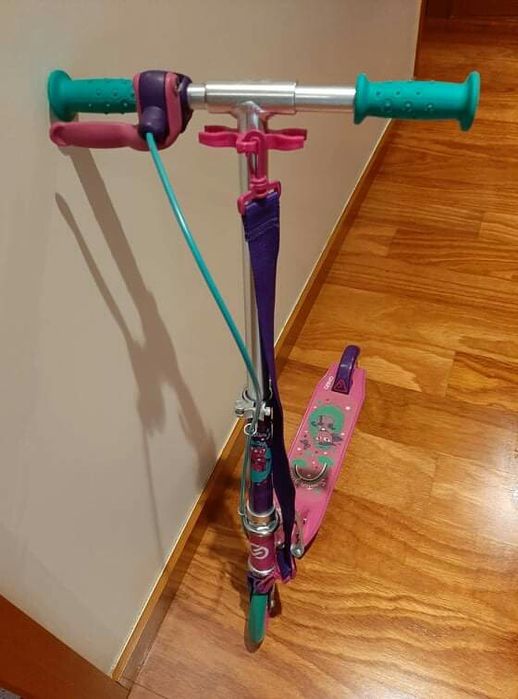 Pequena bicicleta de criança. A trotinete já não está disponível.