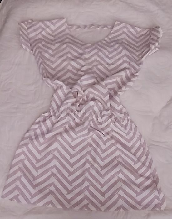 Sukienka w paski i zygzaki