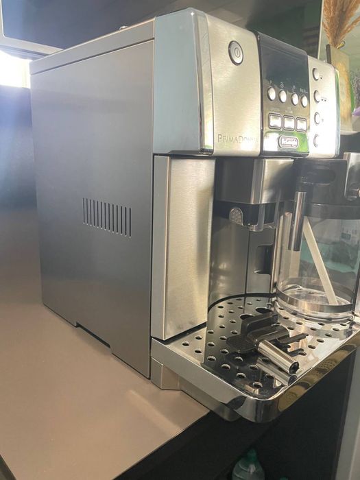 Продам кавомашину в ідеальному стані delonghi primadonna
