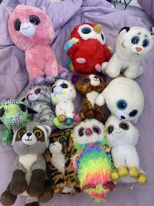 Колекція іграшок з великими очима