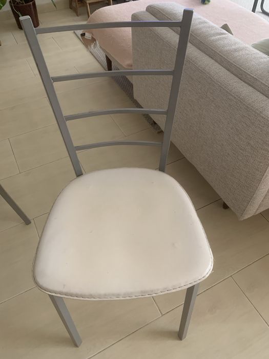 Mesa tampo de vidro e cadeiras