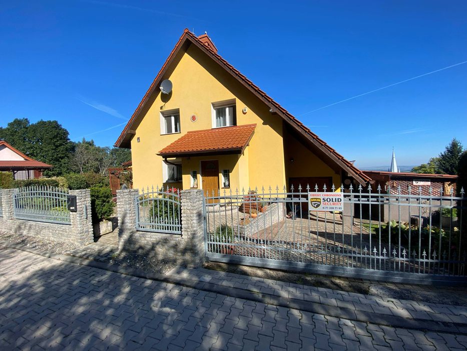 Dom z panoramicznym widokiem przy lesie