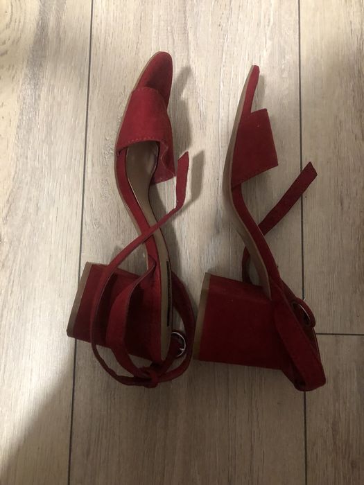 Czerwone sandały Stradivarius