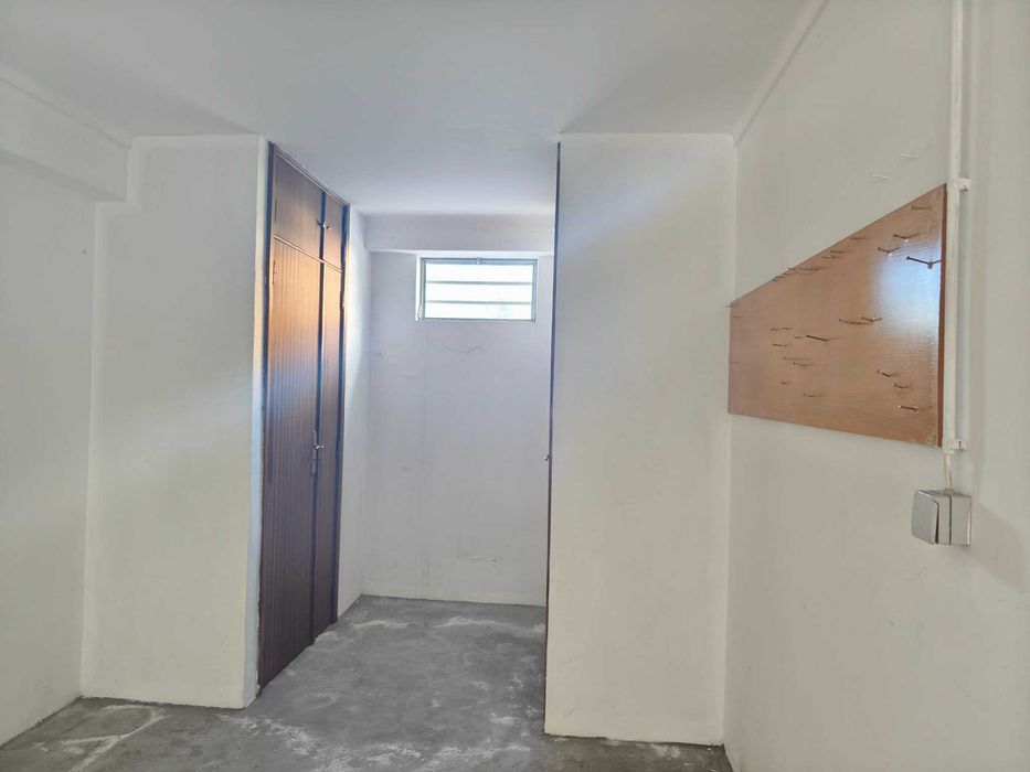 Aluga-se garagem em Arcozelo