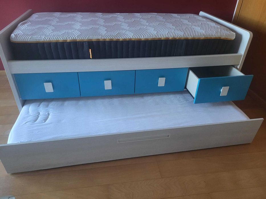 Cama usada de solteiro dupla com gavetões.