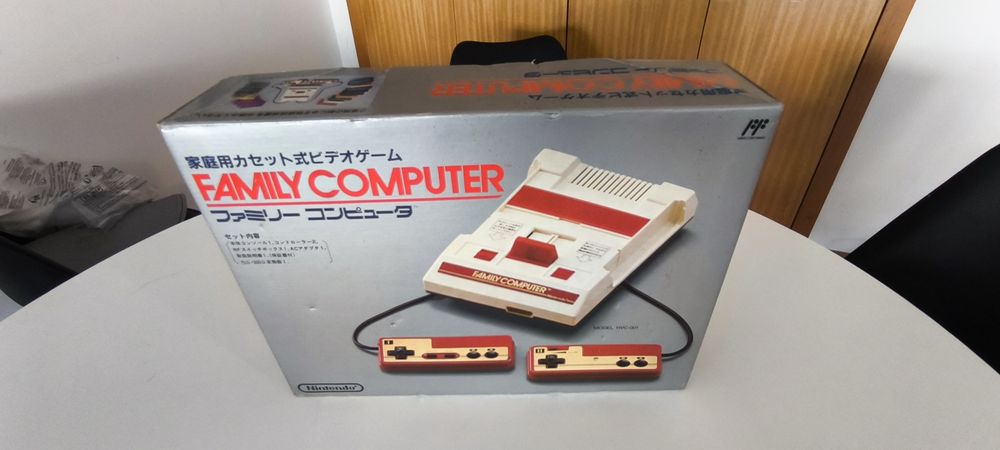 Nintendo Famicom Original (HVC-001) - Completo na Caixa - Raro
