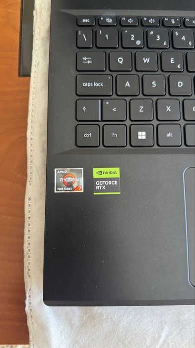 Portátil Gaming Acer Nitro V com comando