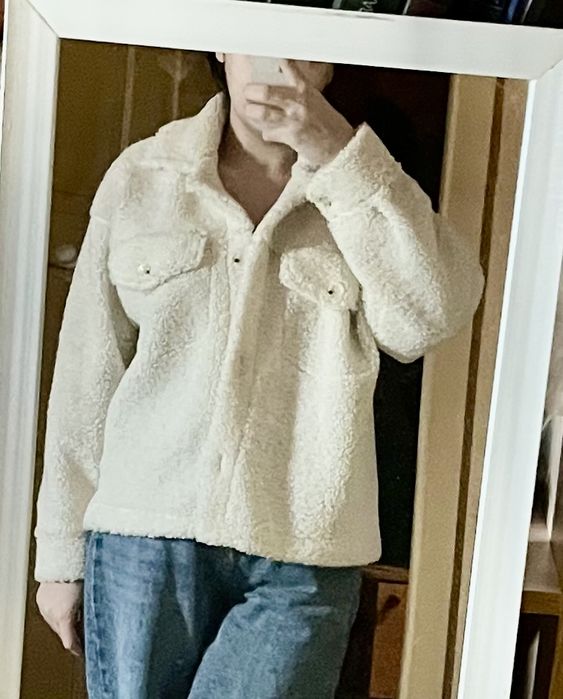 Куртка з трендового матеріалу букле молочного кольору