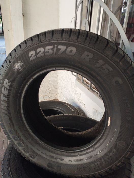 Продам шины 225/70/15С  зима