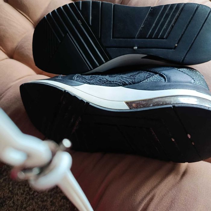 sapatilhas da GUESS, para senhora em bom estado