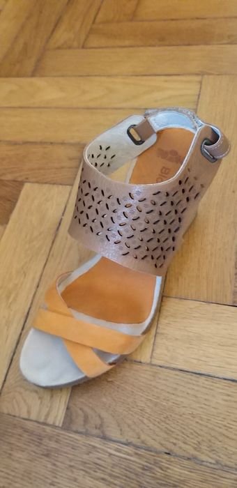 Sandaly nikbutik na koturnie
