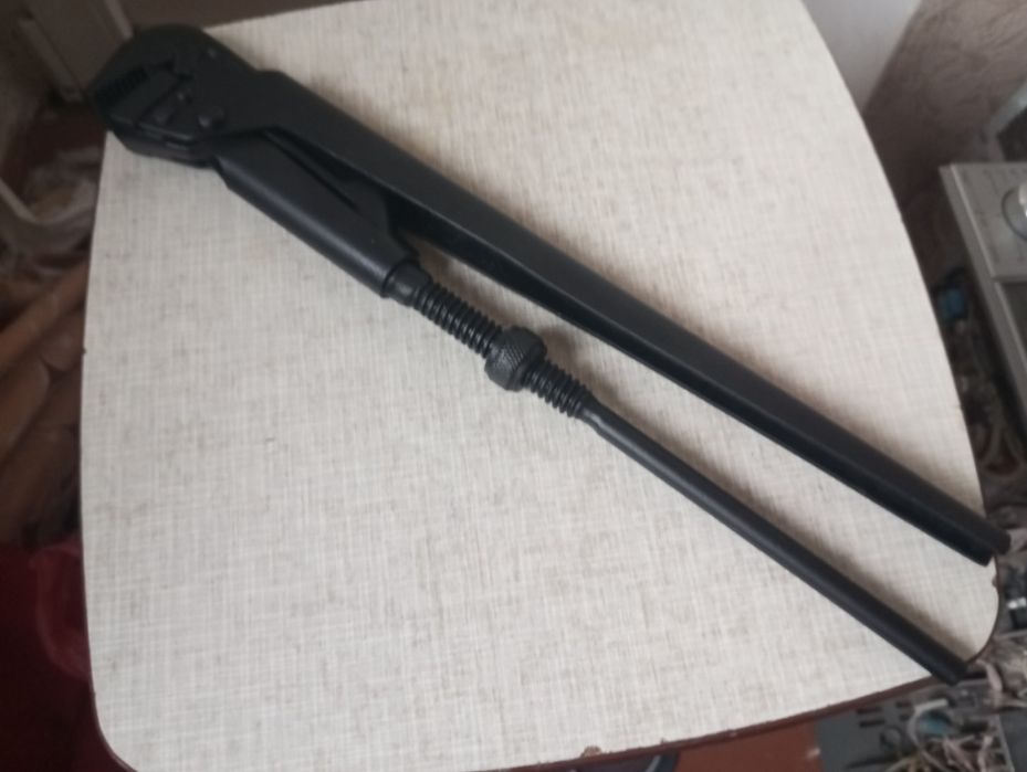 Газовый, трубный ключ,разводной,молоток.