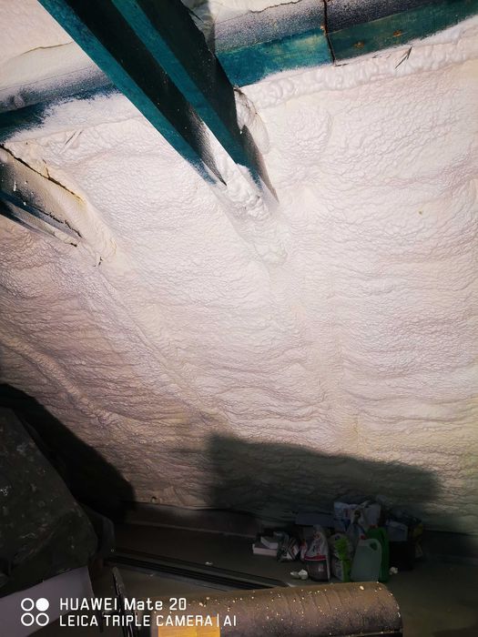 Profesjonalne wdmuchiwanie wełny i celulozy, ocieplanie pianą PUR