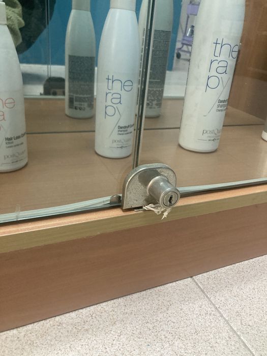 Movel com portas de vidro