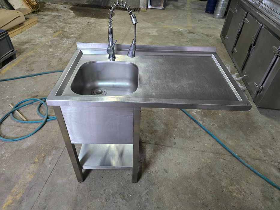 Bancada / mesa lavadouro em aço inox c/ local p/ maq. lavar louça