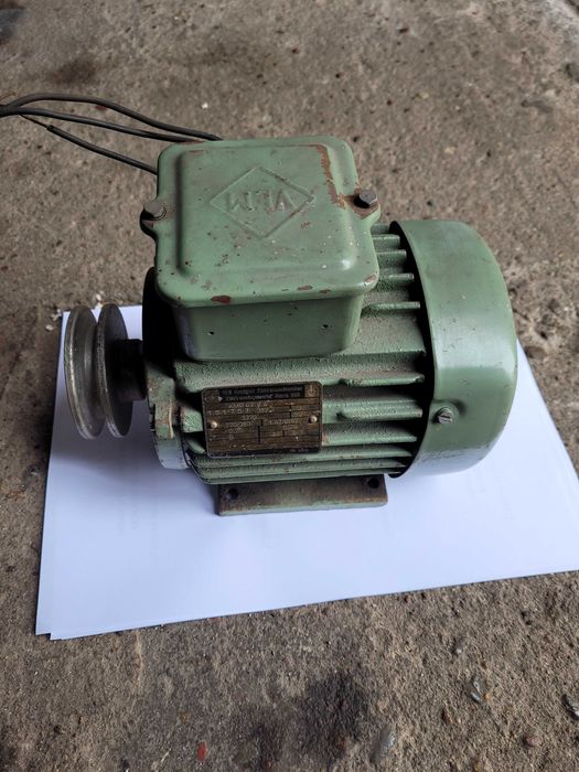 Silnik 0,25 kW (prod. DDR) z kółkiem pasowym.