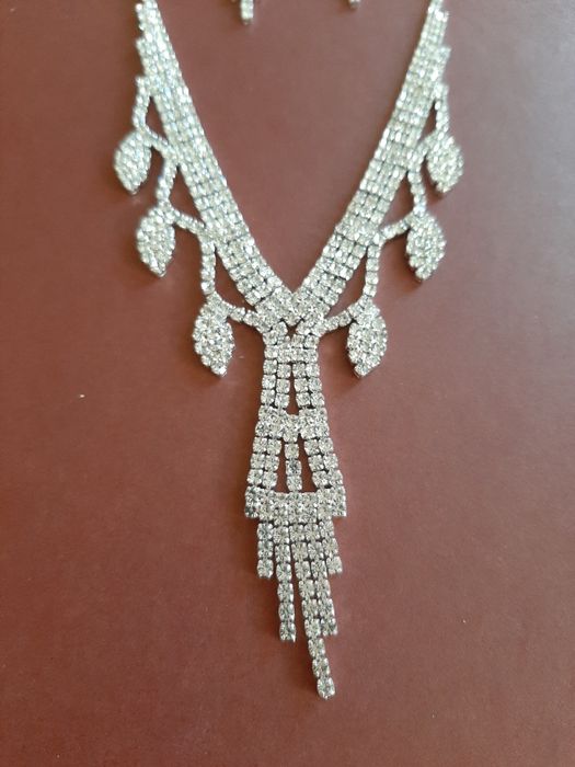 Conjunto colar / fio e brincos brilhantes