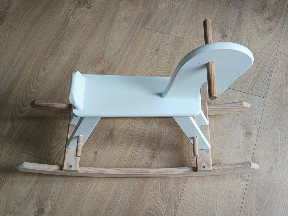 Cavalo de baloiço em madeira