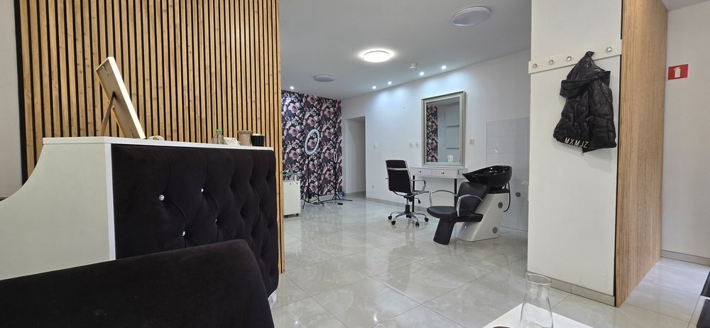 Do wynajęcia Stanowisko fryzjerskie manicure  Wyposażone