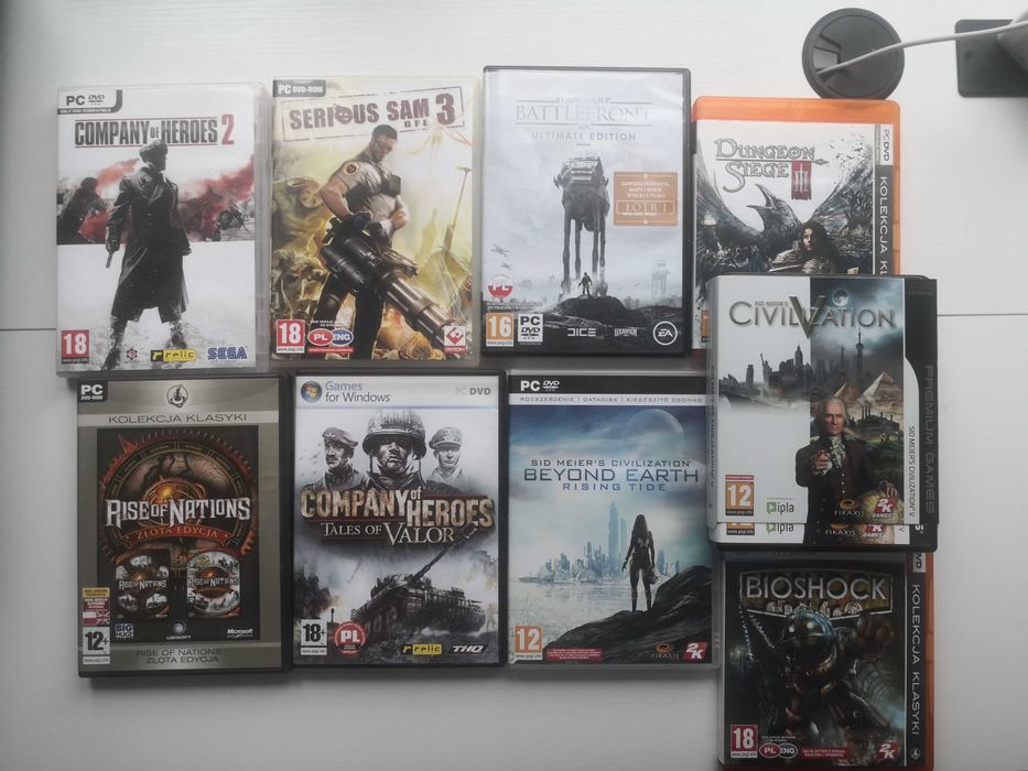 Pudełka po grach komputerowych z płytami ,instrukcjami itp.
