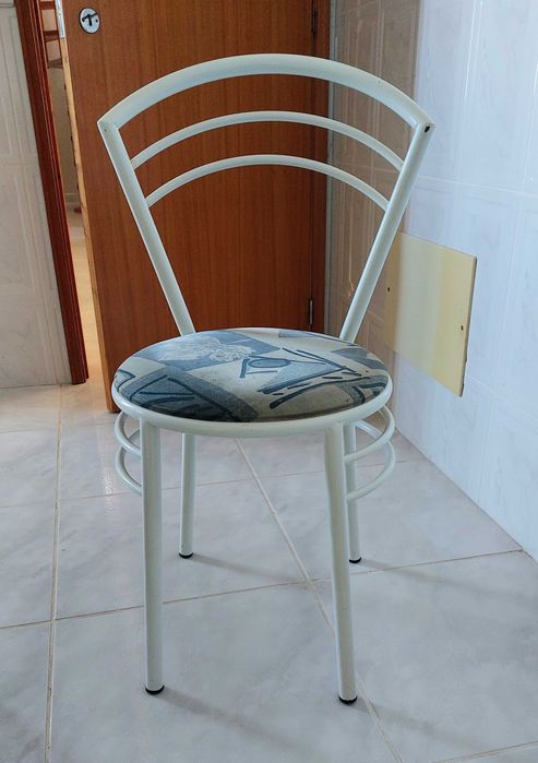 6 cadeiras de ferro com estofado redondo