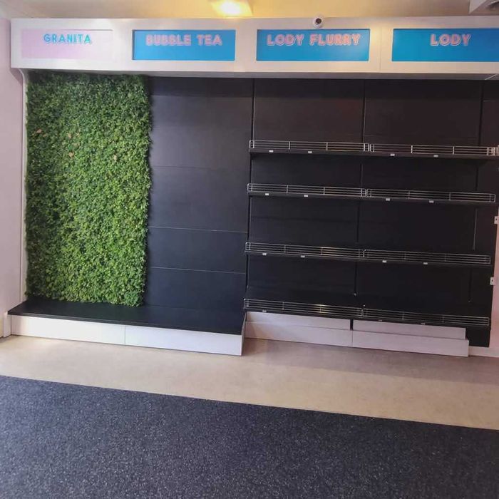 Regał sklepowy gastronomiczny zielona sciana