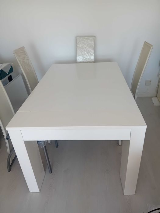 Conjunto Mesa branca extensível + 4 Cadeiras