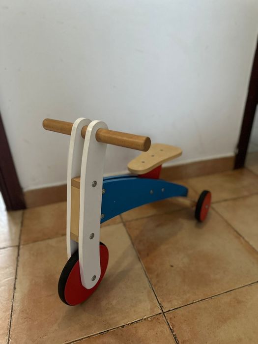 Triciclo em madeira para crianca