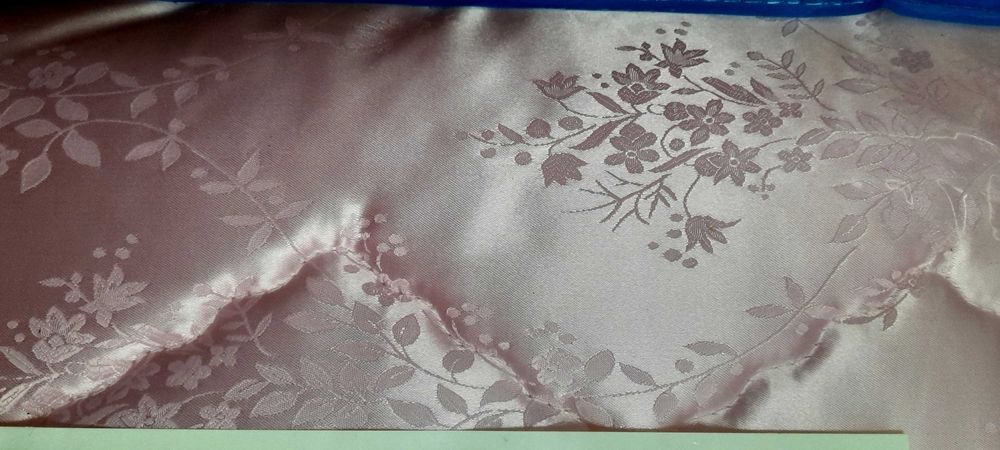 Colcha de cetim cor de rosa com almofadas