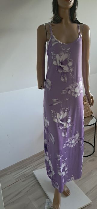 Liliowa sukienka w kwiaty