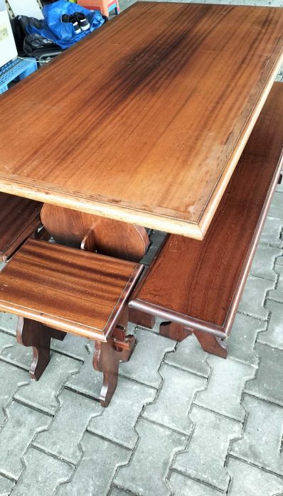 Mesa em carvalho com bancos