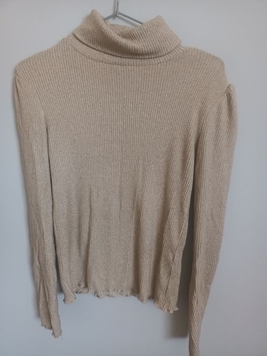 Beżowy golf z bufkami