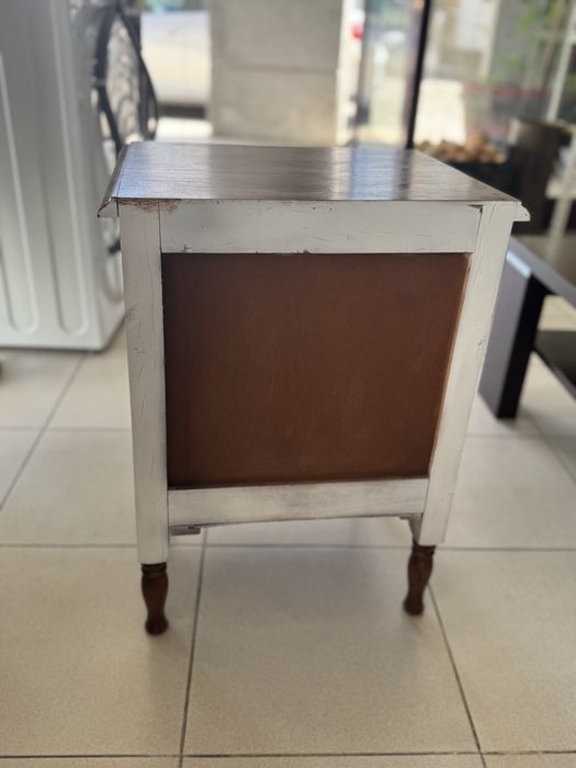 Mesinha de cabeceira restaurada/pintada