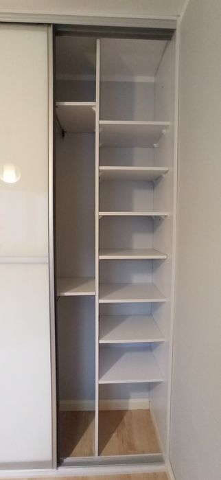 Szafa na wymiar z miejscem na wieszaki i półkami