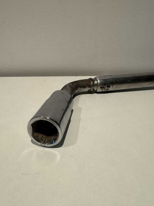 Klucz do kół samochodowych