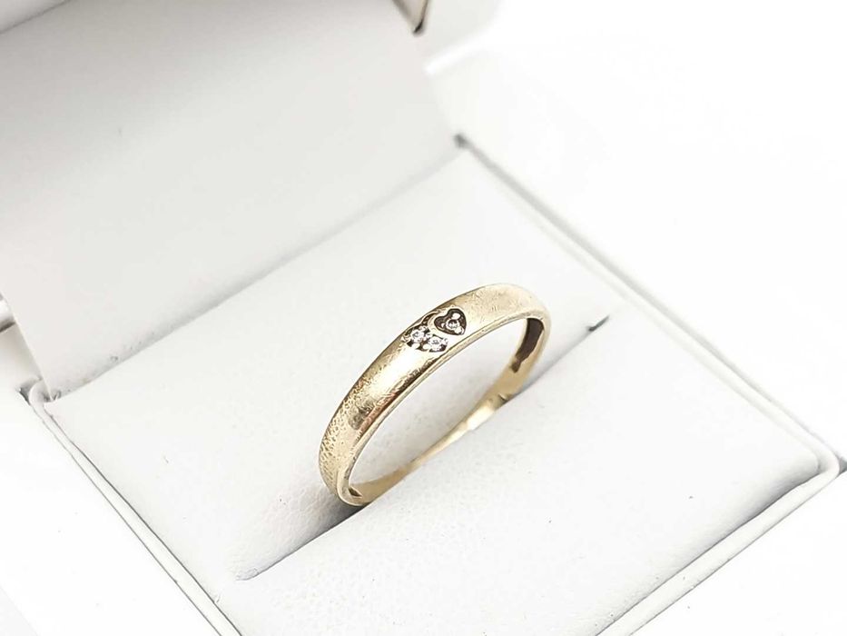 Delikatny złoty pierścionek 333 R. 16