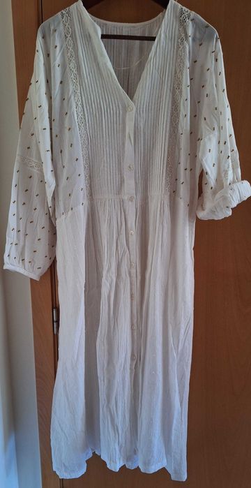 Vestido em linho branco de manga comprida
