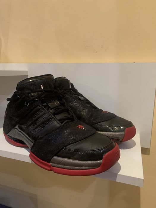 Культові баскетбольні кросівки Adidas