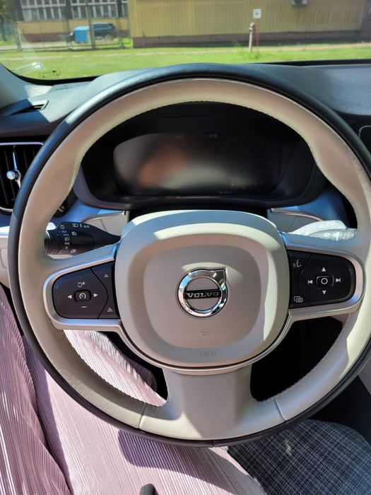 VOLVO XC60 2018r Momentum 190 KM