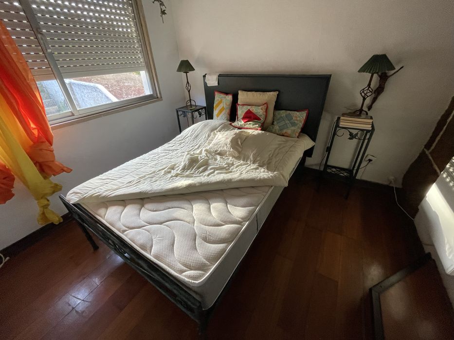 Conjunto Cama ferro forjado e mesinhas cabeceira