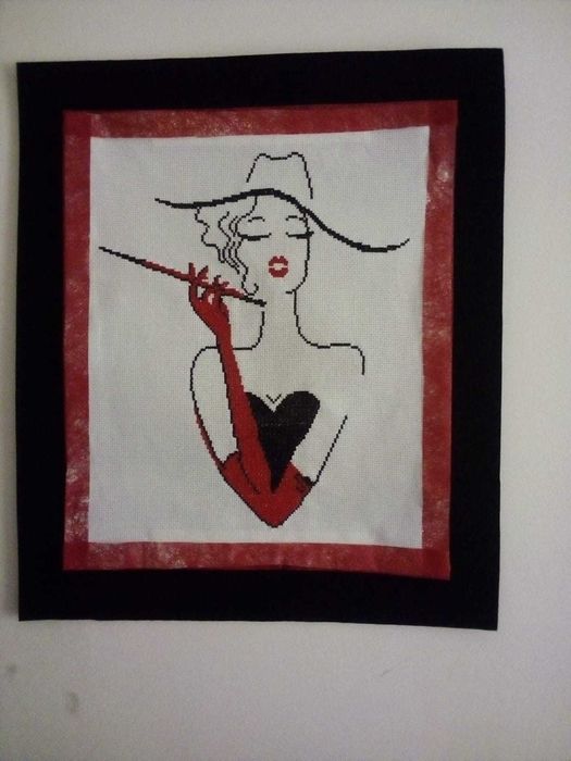Quadro em ponto cruzado com mulher de cigarrilha