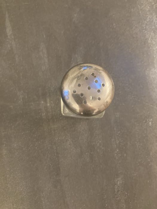 Solniczka szklana szkło z metalowym sitkiem nowa