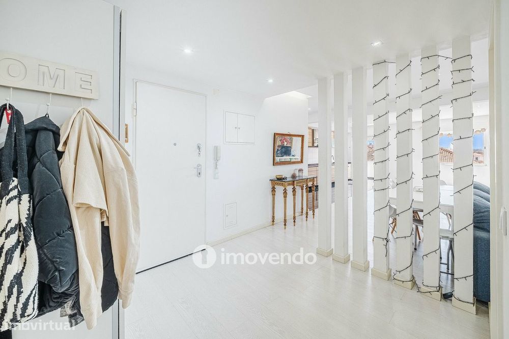 Apartamento T2 luminoso, totalmente remodelado, em Corroios
