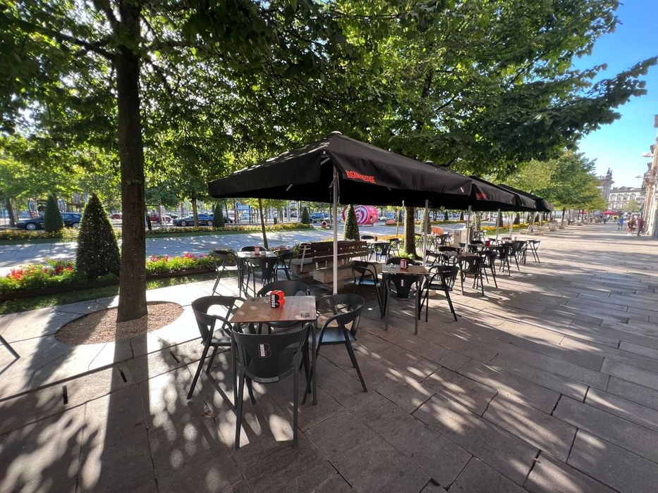 Esplanada com guarda sois e bases