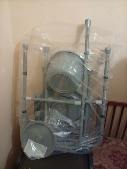 Кресло   туалет    новое  запечатпаное