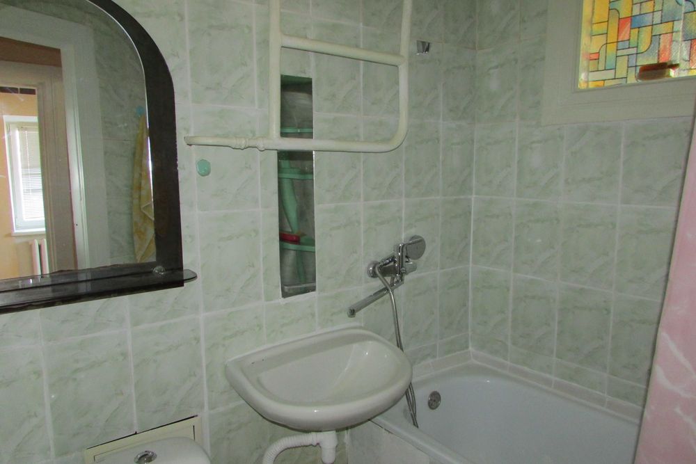 Ст. метро Почайна.  вул. Троїцько-Кирилівська 14